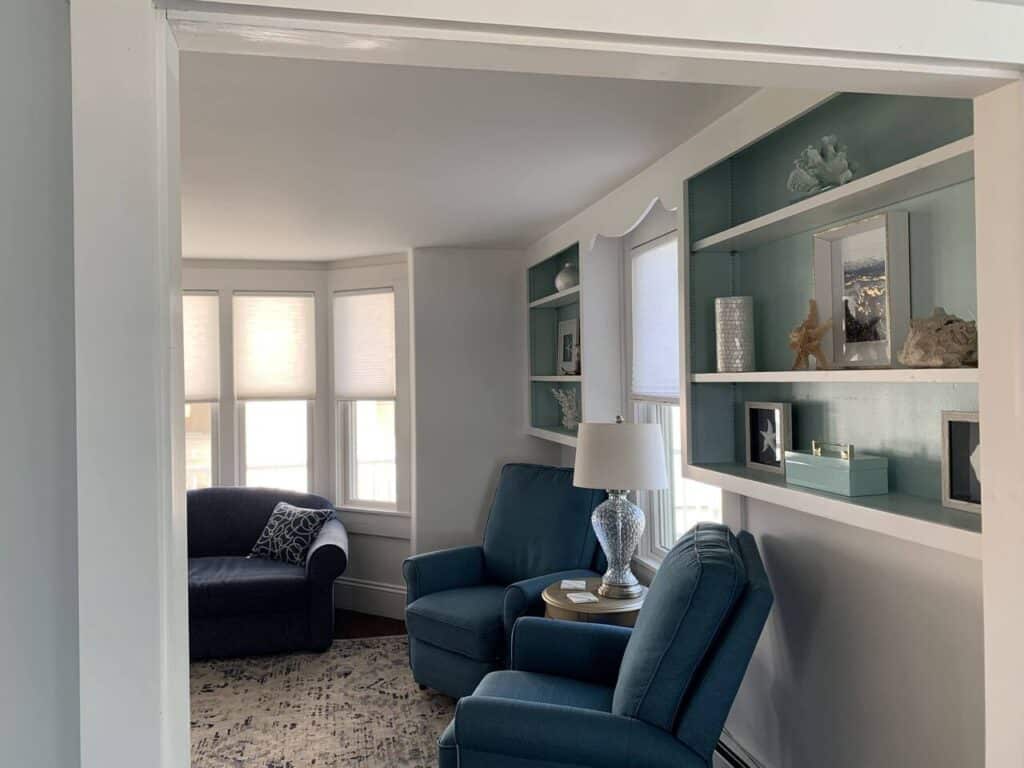 Cozy living room with blue furniture.